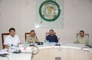 कलेक्टर ने ली समय सीमा की बैठक, दिए खुले गढ्ढों को भरने के निर्देश कलेक्टर ने ली समय सीमा की बैठक, दिए खुले गढ्ढों को भरने के निर्देश