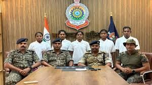 नारायणपुर में पांच इनामी नक्सलियों ने किया आत्मसमर्पण नारायणपुर में पांच इनामी नक्सलियों ने किया आत्मसमर्पण