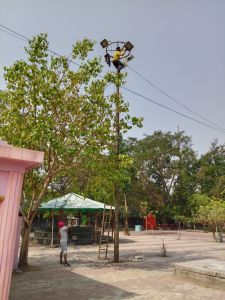 बंद पड़े स्ट्रीट लाइटों में सुधार से जगमग हुए सड़क