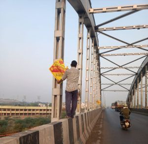   निगम भिलाई क्षेत्र में अवैध होर्डिंग, बैनर, पोस्टर निकालने का कार्य जारी