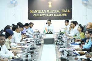 कलेक्टर ने की सुशासन तिहार के आवेदनों के निराकरण की समीक्षा