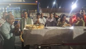 पहलगांव आतंकी हमले में दिवंगत दिनेश मिरानिया का पार्थिव शरीर रायपुर पहुंचा पहलगांव आतंकी हमले में दिवंगत दिनेश मिरानिया का पार्थिव शरीर रायपुर पहुंचा