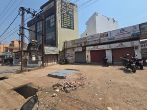 निगम ने भाठागांव सर्विस लेन के किनारे खुले चेम्बर में तत्काल ढक्कन लगाया निगम ने भाठागांव सर्विस लेन के किनारे खुले चेम्बर में तत्काल ढक्कन लगाया