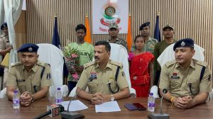  7 लाख रुपए के इनामी नक्सली दंपत्ति ने कबीरधाम पुलिस के समक्ष किया आत्मसमर्पण