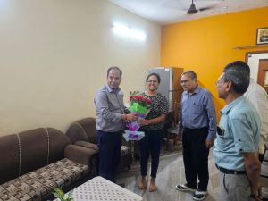 कलेक्टर डॉ. गौरव सिंह ने यूपीएससी में चयनि पूर्वा अग्रवाल को दी शुभकामना कलेक्टर डॉ. गौरव सिंह ने यूपीएससी में चयनि पूर्वा अग्रवाल को दी शुभकामना