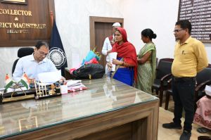 कलेक्टर  संजय अग्रवाल ने जनदर्शन में सुनी लोगों की समस्याएं