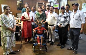 कलेक्टर ने दिव्यांग विद्यार्थी राहुल को प्रदान किया व्हीलचेयर कलेक्टर ने दिव्यांग विद्यार्थी राहुल को प्रदान किया व्हीलचेयर