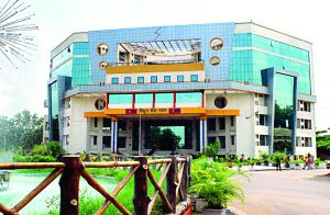 बिज़ली वितरण कंपनी द्वारा 8180 कर्मियों को सामूहिक दुर्घटना बीमा का लाभ