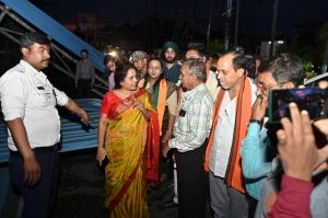 महापौर मीनल चौबे ने देवेन्द्र नगर में तेज आंधी में टूटकर गिरे नमस्ते चौक के ढाचे का देर रात्रि निरीक्षण किया