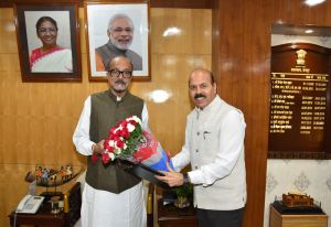  कृषि विश्वविद्यालय के कुलपति डॉ. चंदेल ने राज्यपाल श्री डेका को दिया आम महोत्सव में आने का न्यौता