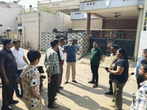 सुशासन तिहार 2025 में निराकृत आवेदन  का सत्यापन करने पहुंचे आयुक्त