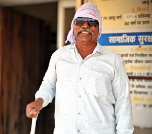 सुशासन तिहार में बुजुर्ग तेजराम को मिला छड़ी का सहारा