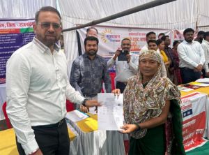 कलेक्टर ने हितग्राहियों को प्रदान किया श्रमिक कार्ड कलेक्टर ने हितग्राहियों को प्रदान किया श्रमिक कार्ड