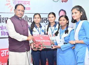 मुख्यमंत्री श्री साय ने आकांक्षा विद्यालय में नीट जेईई कोचिंग के विद्यार्थियों से किया संवाद मुख्यमंत्री श्री साय ने आकांक्षा विद्यालय में नीट जेईई कोचिंग के विद्यार्थियों से किया संवाद