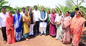  मुख्यमंत्री पहुंचे उत्कृष्ट किसान रोहित साहू के खेतों में: केला और पपीता की खेती से कमा रहे लाखों का मुनाफा, 15-20 लोगों को अपने खेत में दे रहे रोजगार