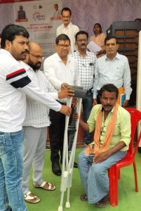 सुशासन तिहार 2025 में दिव्यांग नागरिक को तुरंत प्रदान की बैशाखी 