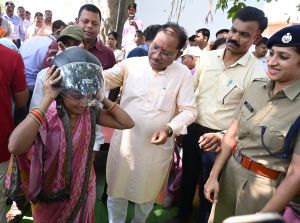 मुख्यमंत्री विष्णु देव साय ने चौपाल में अपने हाथों से दो युवाओं को पहनाया हेलमेट मुख्यमंत्री विष्णु देव साय ने चौपाल में अपने हाथों से दो युवाओं को पहनाया हेलमेट