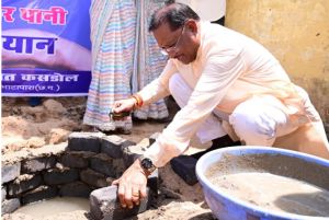 मुख्यमंत्री श्री साय ने राजमिस्त्री बनकर सोखता गड्ढे के लिए की ईंट जोड़ाई मुख्यमंत्री श्री साय ने राजमिस्त्री बनकर सोखता गड्ढे के लिए की ईंट जोड़ाई
