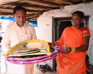 मुख्यमंत्री ने कमार बस्ती में बांस शिल्प को सराहा: परिवार में शादी के लिए स्वयं खरीदे पर्रा, धुकना और सुपा मुख्यमंत्री ने कमार बस्ती में बांस शिल्प को सराहा: परिवार में शादी के लिए स्वयं खरीदे पर्रा, धुकना और सुपा