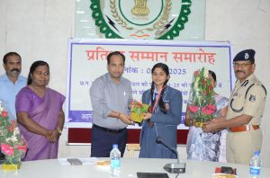 जिले में टॉप करने वाले 10वीं-12वीं के विद्यार्थियों का कलेक्टर-एसएसपी ने किया सम्मान