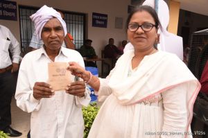 दुर्गेश को समाधान शिविर से मिली राहत, जीर्णाेद्धार स्थिति में थी ऋण पुस्तिका दुर्गेश को समाधान शिविर से मिली राहत, जीर्णाेद्धार स्थिति में थी ऋण पुस्तिका