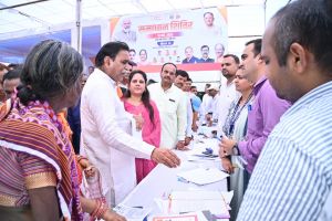 विधायक राजेश मूणत ने शासकीय विभागों के स्टालों का निरीक्षण कर दिए आवश्यक निर्देश 