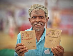 सुशासन तिहार में किसान पुनुराम को मिला किसान किताब की द्वितीय प्रति सुशासन तिहार में किसान पुनुराम को मिला किसान किताब की द्वितीय प्रति