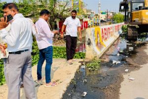 पार्षद आकाश तिवारी ने अरमान नाला का किया निरीक्षण, सफाई के दिए निर्देश पार्षद आकाश तिवारी ने अरमान नाला का किया निरीक्षण, सफाई के दिए निर्देश