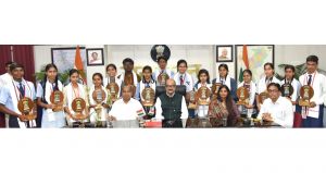 संत ज्ञानेश्&zwj;वर स्&zwj;कूल के मेरिटोरियस बच्&zwj;चों को राज्&zwj;यपाल डेका ने किया सम्&zwj;मानित