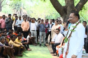  मुख्यमंत्री   पहुंचे दंतेवाड़ा जिले के ग्राम मुलेर : छत्तीसगढ़ के अंतिम छोर पर पहुंचा सुशासन तिहार