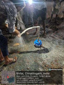 स्थानीय लोगो की आवश्यकता को देखते हुए रात के 11 बजे शौचालय के बंद पड़े बोर को चालू कराया गया स्थानीय लोगो की आवश्यकता को देखते हुए रात के 11 बजे शौचालय के बंद पड़े बोर को चालू कराया गया