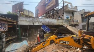 सूर्या माॅल चौक के सामने, नेशनल हाईवे सर्विस रोड से अतिक्रमण हटाया गया सूर्या माॅल चौक के सामने, नेशनल हाईवे सर्विस रोड से अतिक्रमण हटाया गया