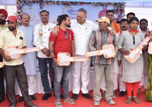 विधानसभा अध्यक्ष डॉ. रमन सिंह मोतीपुर स्कूल मैदान में आयोजित समाधान शिविर में हुए शामिल विधानसभा अध्यक्ष डॉ. रमन सिंह मोतीपुर स्कूल मैदान में आयोजित समाधान शिविर में हुए शामिल