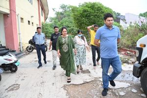 मीनल और आयुक्त विश्वदीप ने पार्षदों सहित विभिन्न नालों में बारिश पूर्व सफाई , प्रोफेसर कॉलोनी गली नम्बर 1 से 15 तक के जलभराव क्षेत्र का किया निरीक्षण मीनल और आयुक्त विश्वदीप ने पार्षदों सहित विभिन्न नालों में बारिश पूर्व सफाई , प्रोफेसर कॉलोनी गली नम्बर 1 से 15 तक के जलभराव क्षेत्र का किया निरीक्षण