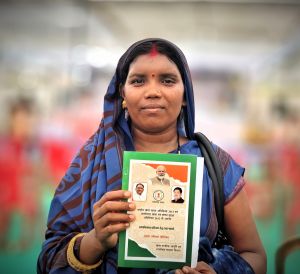 सुरेगांव की राधिका बाई को मिला राशन कार्ड सुरेगांव की राधिका बाई को मिला राशन कार्ड