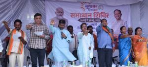 बम्हनी समाधान शिविर में शामिल हुए वन मंत्री केदार कश्यप बम्हनी समाधान शिविर में शामिल हुए वन मंत्री केदार कश्यप