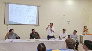 कलेक्टर डॉ. गौरव सिंह ने शिक्षा विभाग की बैठक ली कलेक्टर डॉ. गौरव सिंह ने शिक्षा विभाग की बैठक ली