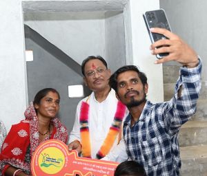  मुख्यमंत्री विष्णुदेव साय ने चित्रसेन को नवनिर्मित आवास में विधिपूर्वक पूजा-अर्चना कर कराया गृह प्रवेश