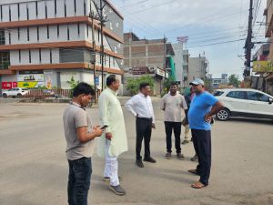 सभापति ने वार्ड 13 के नालों की बारिश पूर्व सफाई पार्षद एवं जोन 2 जोन कमिश्नर सहित देखी