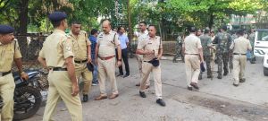 तालपुरी बी ब्लॉक के पारिजात एपार्टमेंट में पुलिस ने दी दबिश