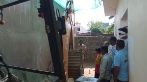 सुशासन तिहार: निगम जोन 10 की टीम ने अवैध बाउंड्रीवाल को तोडक़र बन्द सडक़ मार्ग खुलवाया