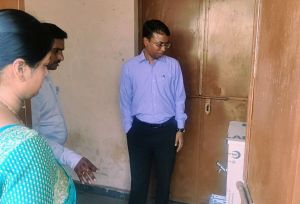 जिला पंचायत सीईओ कुमार बिश्वरंजन ने किया सारागांव के स्वामी आत्मानंद हाईस्कूल का निरीक्षण
