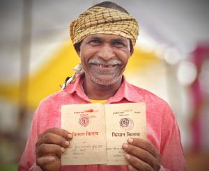 सुशासन तिहार में वनांचल के किसान गोवर्धन को मिला किसान किताब की द्वितीय प्रति