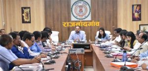  शासन की योजनाओं के प्रभावी क्रियान्वयन के लिए सभी अधिकारी नियमित तौर पर करें दौरा : कलेक्टर