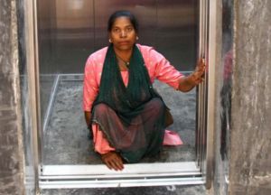  बलरामपुर  जिला कार्यालय में लिफ्ट लगने से दिव्यांगों को मिली राहत