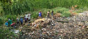 निगम जोन 8 स्वास्थ्य विभाग ने जलभराव की समस्या दूर करने कचरा नाले से बाहर निकाला 