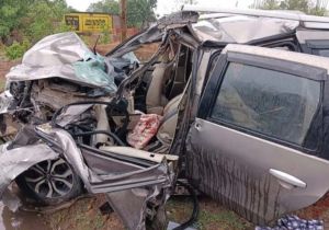  सड़क हादसे में कार में सवार 3 लोगों की मौत    