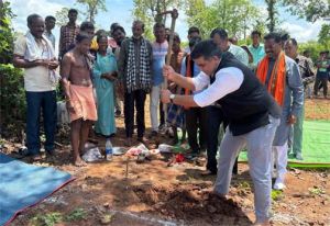 पीएम आवास योजना के तहत आत्मसमर्पित नक्सल पीड़ित 38 परिवारों को मिलेगा पक्का मकान पीएम आवास योजना के तहत आत्मसमर्पित नक्सल पीड़ित 38 परिवारों को मिलेगा पक्का मकान