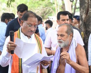 गुलमोहर पेड़ के नीचे लगी मुख्यमंत्री की चौपाल: सारंगढ़-बिलाइगढ़ जिले के ग्राम कनकबीरा में उतरा मुख्यमंत्री का उड़नखटोला गुलमोहर पेड़ के नीचे लगी मुख्यमंत्री की चौपाल: सारंगढ़-बिलाइगढ़ जिले के ग्राम कनकबीरा में उतरा मुख्यमंत्री का उड़नखटोला