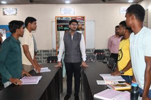 कलेक्टर ने गुडेलिया मे आजीविका गतिविधियों का किया निरीक्षण कलेक्टर ने गुडेलिया मे आजीविका गतिविधियों का किया निरीक्षण